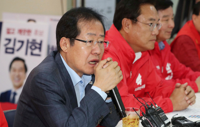 홍준표 자유한국당 대표가 1일 오전 울산광역시 남구 김기현 울산시장 후보 선거사무소에서 열린 ‘文정부 경제 참사 규탄 서민경제 2배 만들기 대책회의’에서 발언하고 있다. 정진석(왼쪽 두번째) 경제파탄대책특별위원장이 홍 대표의 발언을 듣고 있다./연합뉴스