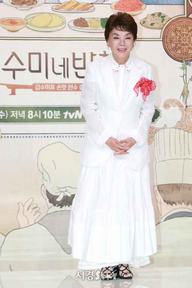 배우 김수미가 1일 오후 서울 영등포구 타임스퀘어 아모리스홀에서 열린 tvN ‘수미네 반찬’ 제작발표회에 참석해 포토타임을 갖고 있다.