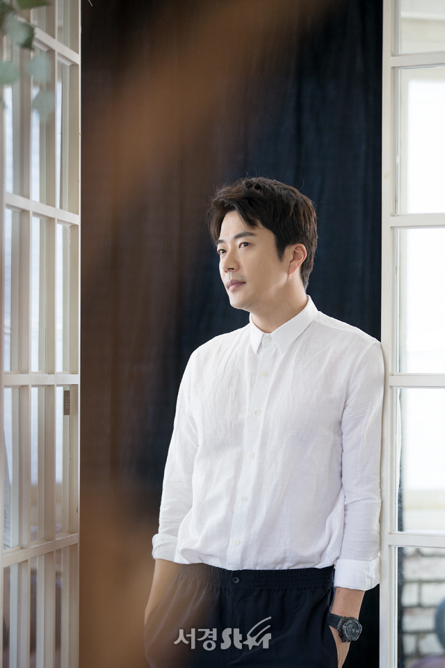 배우 권상우가 1일 오전 서울 종로구 한 카페에서 인터뷰에 앞서 포즈를 취하고 있다.