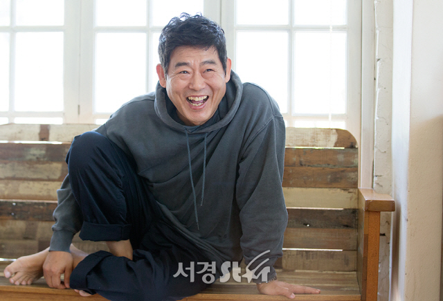 배우 성동일이 1일 오전 서울 종로구 한 카페에서 인터뷰에 앞서 포즈를 취하고 있다.