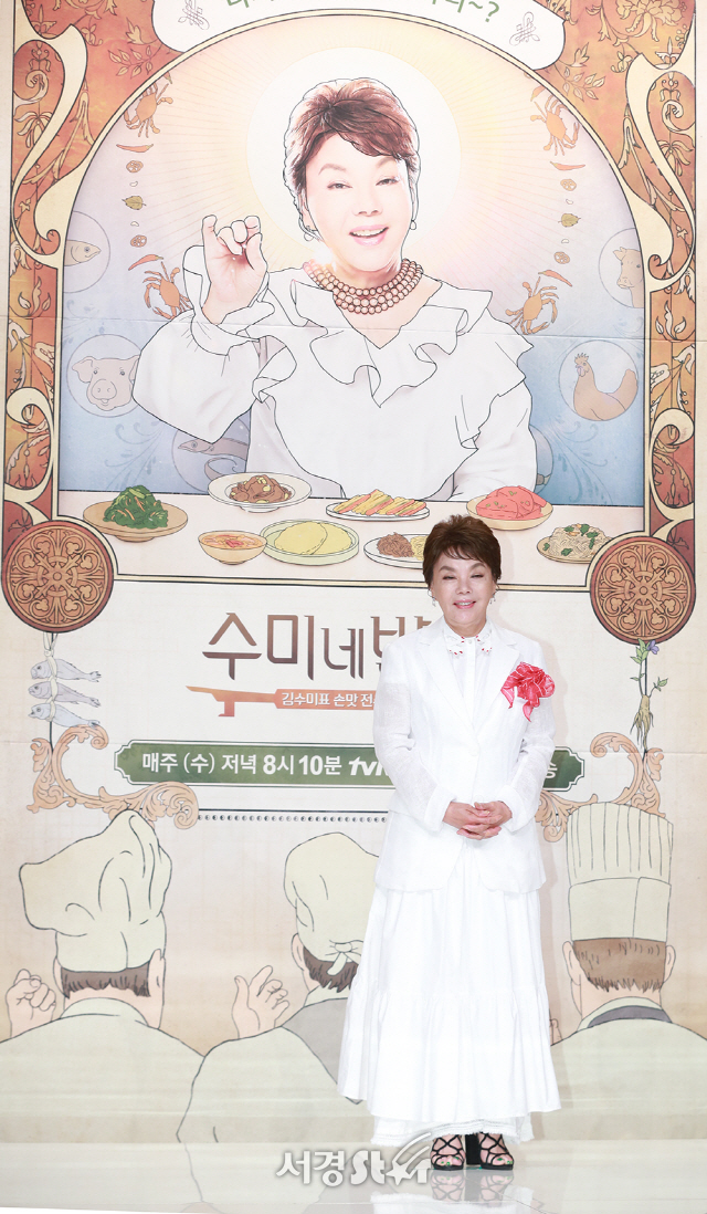 배우 김수미가 1일 오후 서울 영등포구 타임스퀘어 아모리스홀에서 열린 tvN ‘수미네 반찬’ 제작발표회에 참석해 포토타임을 갖고 있다.