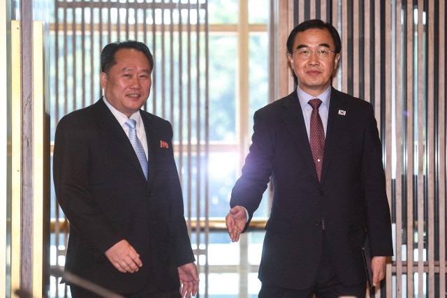 조명균(오른쪽) 통일부 장관과 리선권 조국평화통일위원회 위원장이 1일 판문점 남측 평화의집에서 열리는 ‘남북고위급회담’에 참석하기 위해 회담장으로 향하고 있다./사진공동취재단