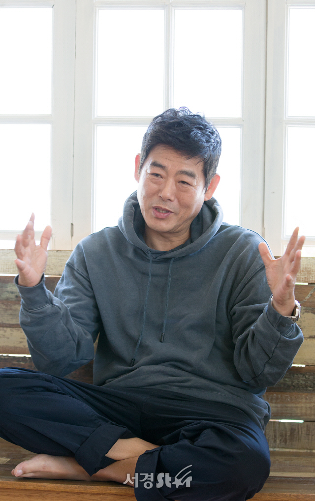 배우 성동일이 1일 오전 서울 종로구 한 카페에서 인터뷰에 앞서 포즈를 취하고 있다.