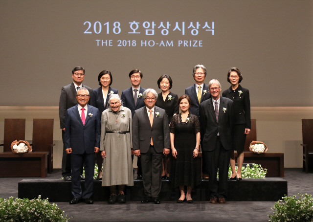 1일 서울 중구 서소문로 호암아트홀에서 열린 ‘2018 호암상 시상식’에서 수상자들이 기념촬영을 하고 있다. 손병두(앞줄 왼쪽부터) 호암재단 이사장, 사회봉사상 수상자 강칼라 수녀, 예술상을 받은 연광철 성악가 부부, 팀 헌트 지난 2001년 노벨생리·의학상 수상자, 오희(뒷줄 왼쪽부터) 과학상 수상자 부부, 공학상을 받은 박남규 교수 부부, 의학상 수상자 고규영 교수 부부./사진제공=호암재단