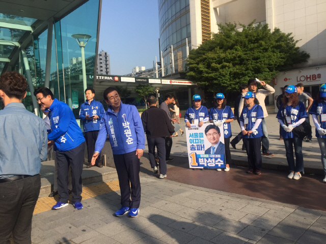 박원순 서울시장 후보가 31일 서울 송파구 잠실역 8번 출구 앞에서 지나가는 시민들과 인사를 나누고 있다./하정연 기자