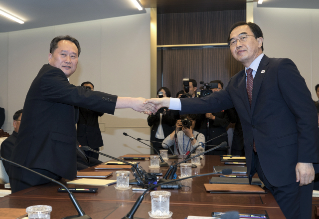 조명균(오흔쪽) 통일부 장관과 리선권 조국평화통일위원회 위원장이 1일 오후 판문점 남측 평화의집에서 열린 ‘남북고위급회담’에서 악수하고 있다. /연합뉴스