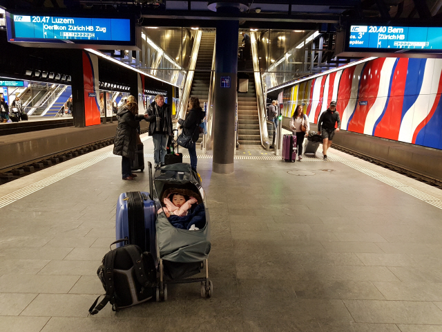 취리히 공항역에서 루체른행 기차를 기다리는 모습. 유모차, 캐리어, 백팩 3종세트를 챙기며 여행을 다녔다.