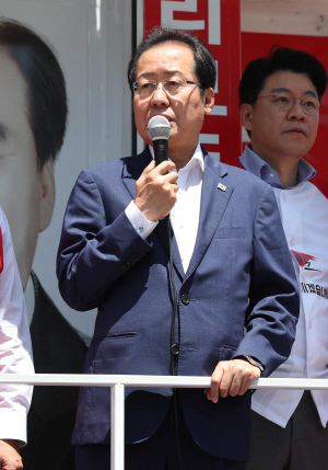 홍준표 자유한국당 대표가 2일 오전 서울 강남구 대치역 사거리에서 지원유세를 하고 있다. /연합뉴스