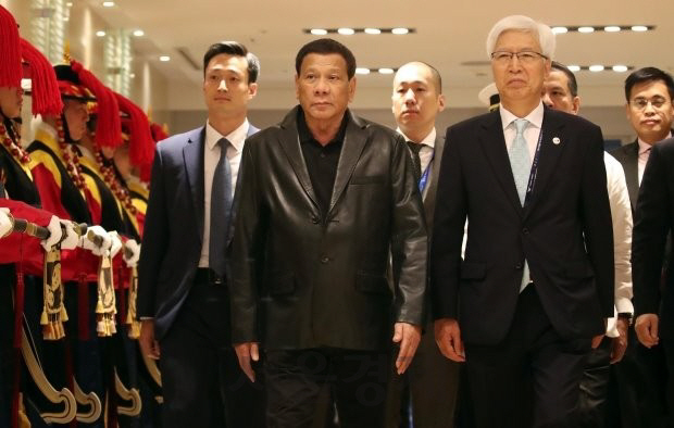 로드리고 두테르테(앞줄 왼쪽) 필리핀 대통령이 3일 오전 인천공항을 통해 입국하고 있다. /연합뉴스
