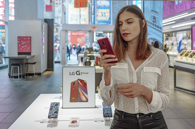 LG전자 모델이 미국 뉴욕 이동통신 매장에서 ‘LG G7 씽큐’를 체험하고 있다. /사진제공=LG전자