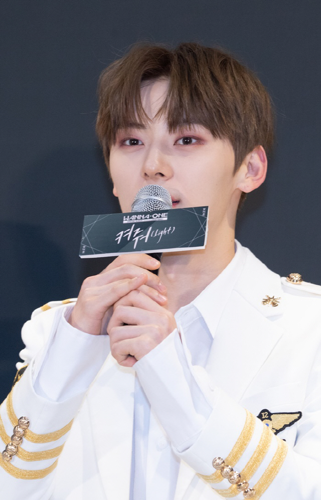 [현장] 워너원 황민현 “둘째날 복근공개 이유? 안대 준비되지 않아서”