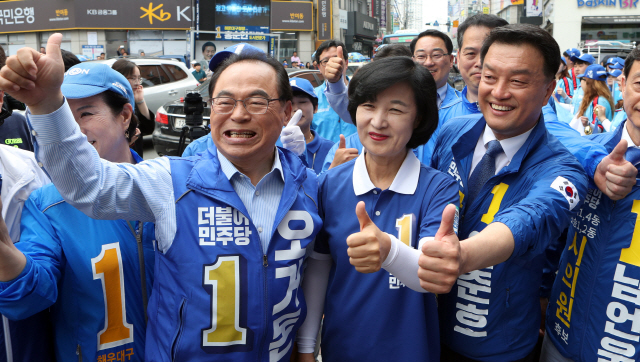 3일 부산 해운대구 반여동 유세현장에서 추미애(가운데) 더불어민주당 대표가 오거돈(왼쪽) 부산시장 후보, 윤준호 해운대구을 국회의원 후보와 함께 지지를 호소하고 있다. /연합뉴스