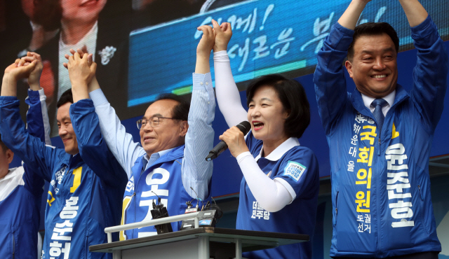 3일 부산 해운대구 반여동 유세현장에서 추미애(오른쪽 두번째) 더불어민주당 대표가 오거돈 부산시장 후보의 손을 치켜들고 지지를 호소하고 있다. /연합뉴스