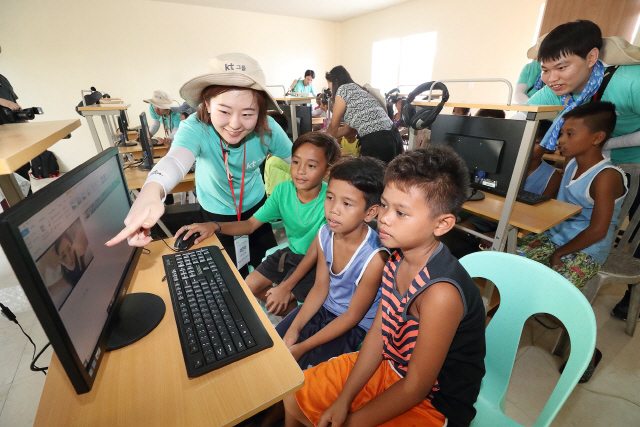 KTDS 직원이 지난달 30일(현지시간) 필리핀 타클로반 레이테시 둘락 지역의 산호세 센트럴 초등학교에서 컴퓨터 소프트웨어 교육을 진행하고 있다./사진제공=KT