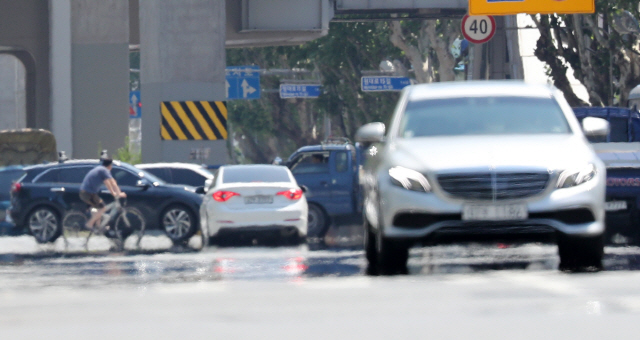 무더운 날씨를 보인 지난 2일 오후 대구시 북구 침산동 한 도로에 지열로 아지랑이가 피어오르고 있다. /연합뉴스