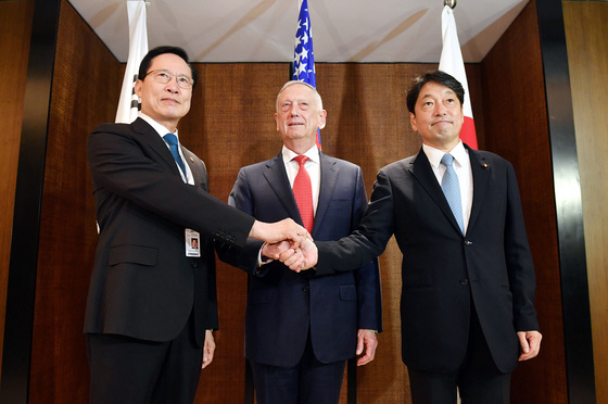 송영무 국방부 장관(오른쪽), 제임스 매티스 미국 국방부 장관(가운데), 오노데라 이쓰노리 일본 방위상/사진=국방부