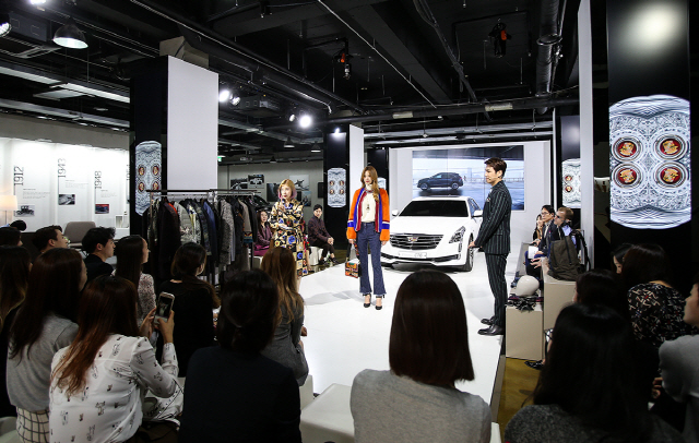 캐딜락이 지난해 8월 중순부터 한 달 간 서울 논현동에 마련한 ‘캐딜락 하우스 서울’에서 명품 브랜드 ‘에트로’가 패션 제안을 하는 ‘스타일링 클래스’가 열리고 있다. /사진제공=캐딜락