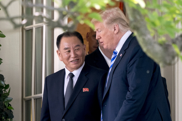 도널드 트럼프(오른쪽) 미국 대통령과 김영철 북한 노동당 부위원장 겸 통일전선부장/AP연합뉴스
