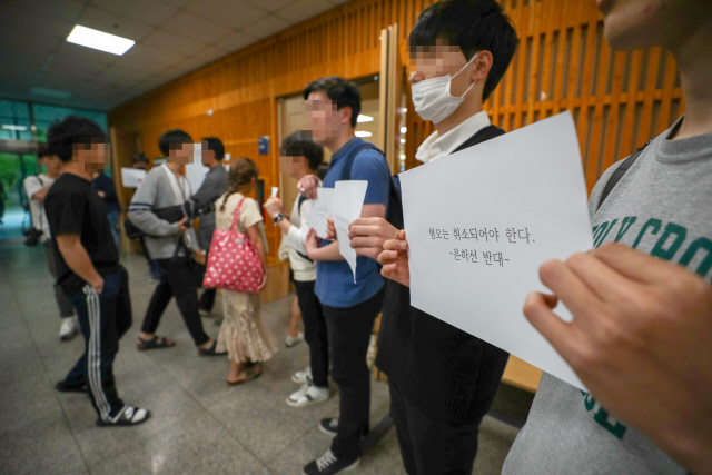 연세대학교 위당관 대강당 앞에서 학생들이 성 칼럼니스트 겸 작가 은하선 씨의 강연을 반대하는 문구가 적힌 종이를 들고 있다./출처=연합뉴스