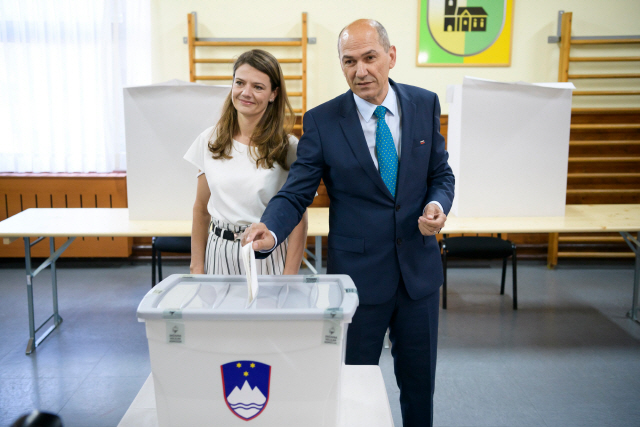 야네즈 얀사(오른쪽) 슬로베니아 전 총리와 그의 부인이 3일(현지시간) 센틸의 한 투표소에서 총선 투표를 하고 있다.  /센틸=AFP연합뉴스
