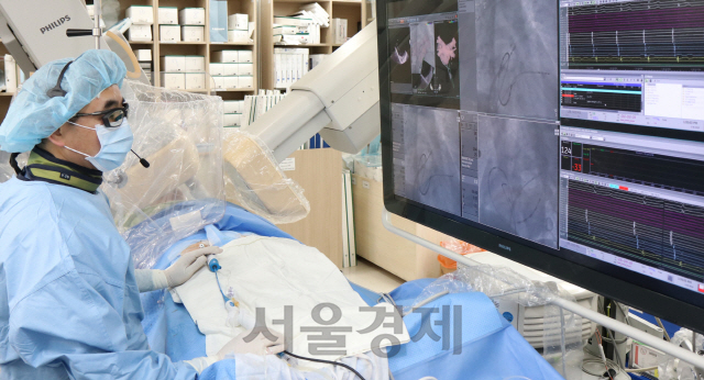 박경민 삼성서울병원 순환기내과 교수가 심방세동 환자에게 국내 첫 ‘풍선냉각 도자절제술’을 하고 있다. /사진제공=삼성서울병원