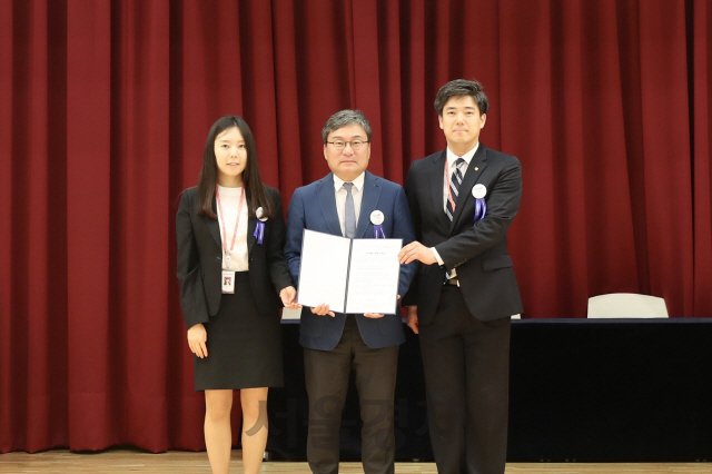 이상직(가운데) 중진공 이사장이 4일 ‘제5회 중진공 윤리경영의 날’ 행사에서 임직원들과 청렴서약식을 가졌다. /사진제공=중진공