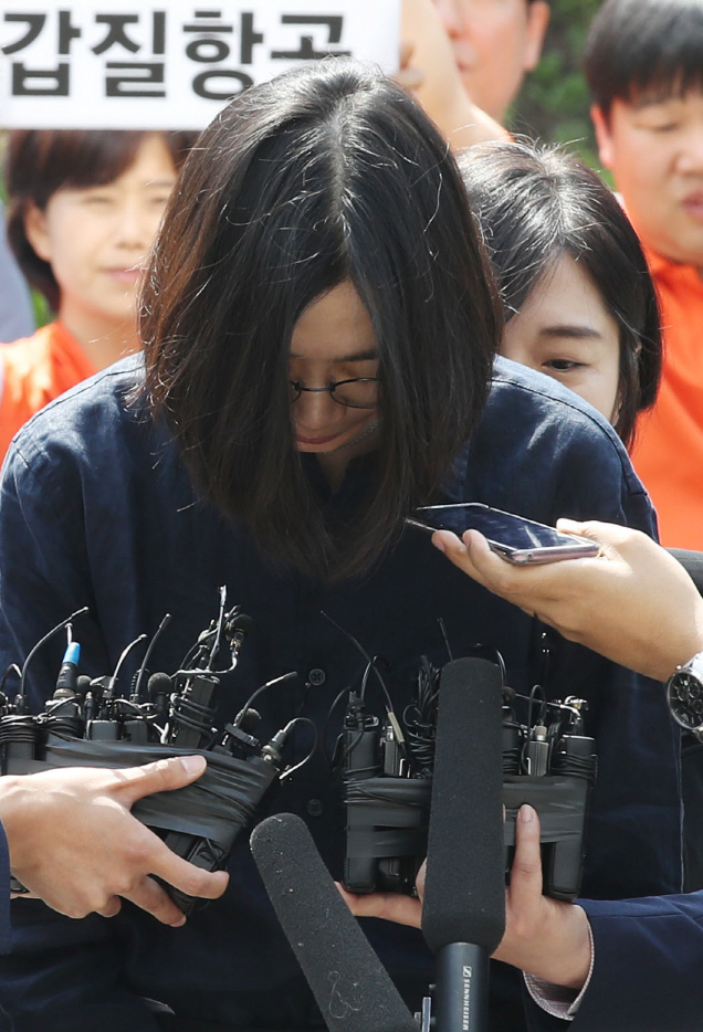 조현아 대한항공 전 부사장이 4일 오전 밀수·탈세 혐의에 대해 조사받기 위해 인천본부세관에 출석한 모습./연합뉴스