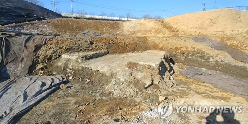 서울 송파구는 풍납토성 서성벽 발굴 현장에서 매립 경위를 알 수 없는 대형 콘크리트가 발견돼 지난 18일 국가지정문화재 훼손으로 경찰에 수사를 의뢰했다고 24일 밝혔다. 사진은 풍납토성 발굴 현장에서 나온 거대한 콘크리트 덩어리./출처=연합뉴스