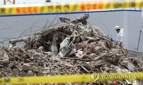 4일 오전 서울 용산구 한강로2가 건물붕괴 현장에서 국과수 관계자가 붕괴 현장을 살펴보고 있다./출처=연합뉴스