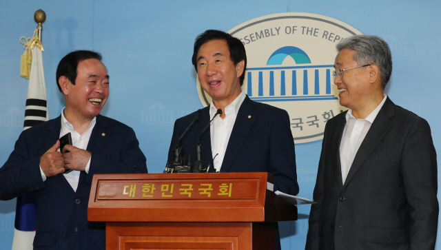 장병완(왼쪽) 평화와 정의의 의원모임 원내대표, 김성태 자유한국당 원내대표, 김동철 바른미래당 원내대표가 4일 오후 국회 정론관에서  ‘드루킹 댓글조작 사건’  특별검사 후보로 임정혁·허익범 변호사를 청와대에 추천하겠다는 기자회견을 하고 있다. / 연합뉴스