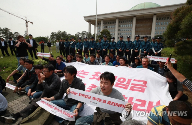 민주노총은 최저임금 개악을 저지해달라고 거듭 촉구했다./출처=연합뉴스