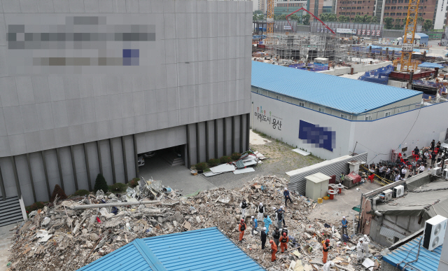 4일 오전 서울 용산구 한강로2가 상가건물 붕괴 현장에서 국과수 관계자 및 경찰 과학수사대원, 소방대원들이 합동감식작업을 하고 있다.  /연합뉴스