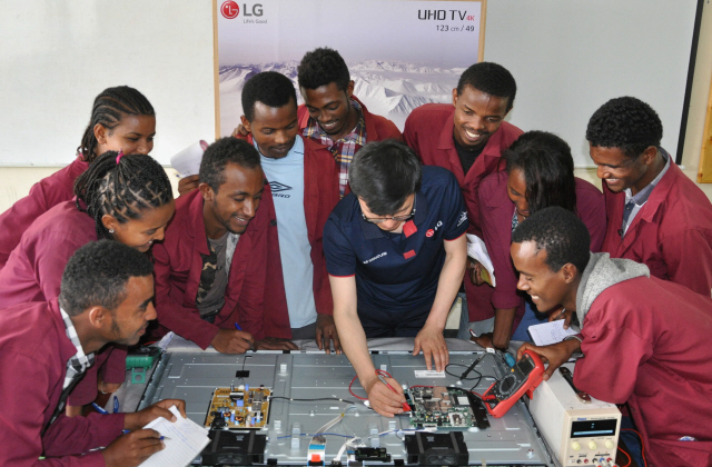 에티오피아 수도 아디스아바바에 있는 LG-KOICA 희망직업훈련학교에서 학생들이 애프터서비스 전문가에게 제품 수리 노하우를 배우고 있다.