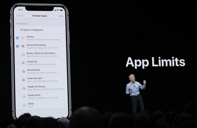 4일(현지시간) 애플의 크레이그 페더리기 소프트웨어 담당 수석부사장(VP)이 4일(현지시간) 미국 캘리포니아 주 새너제이 컨벤션센터에서 열린 연례 세계개발자회의(WWDC)에서 모바일 중독을 효과적으로 통제하는 ‘앱 리미츠’(App Limits) 기능을 소개하고 있다. /새너제이=AP연합뉴스