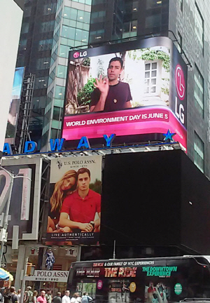 미국 뉴욕 타임스퀘어 LG전자 전광판을 통해 환경보호 캠페인 영상이 상영되고 있다./사진제공=LG전자