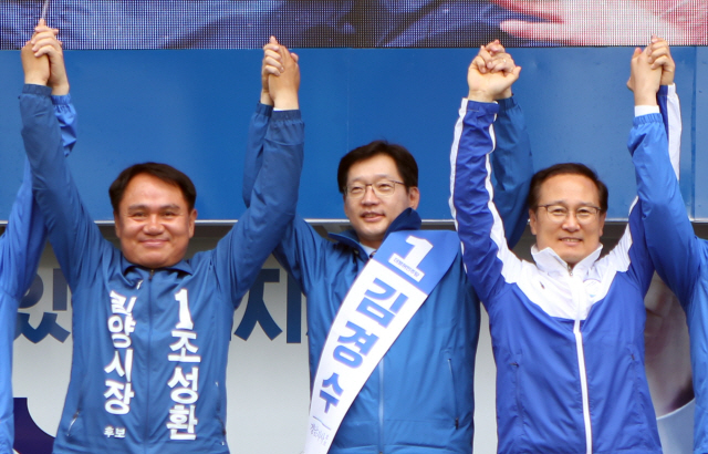 5일 오전 경남 밀양시 밀양관아 앞에서 (왼쪽부터) 더불어민주당 조성환 밀양시장, 김경수 경남도지사 후보, 홍영표 원내대표가 합동유세를 하고 있다./연합뉴스