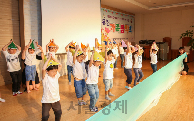 1~2일 이틀 동안 열린 유진 가족음악회에서 아동들이 장기자랑을 하고 있다. /사진제공=유진그룹