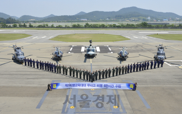 해군 6항공전단 1비행교육대대원들이 무사고 비행 6만 시간을 자축하는 기념촬영을 하고 있다.