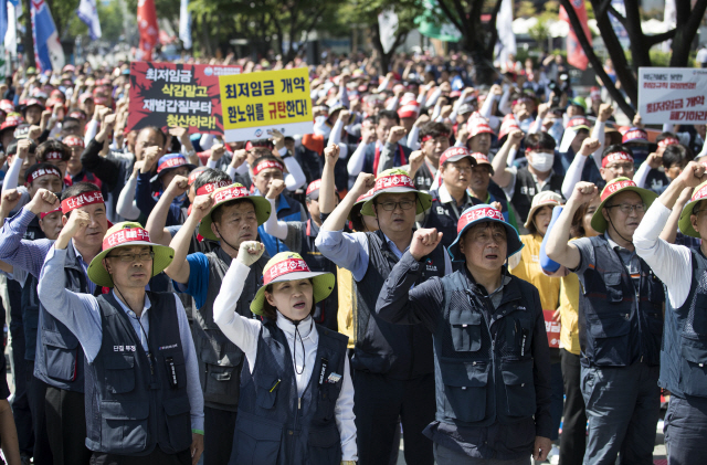 5일 오전 서울 세종로공원 앞에서 열린 최저임금법 개악 폐기를 위한 한국노총 결의대회에서 참석자들이 민중의례를 하고 있다./출처=연합뉴스