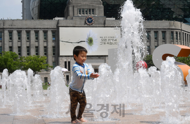 현충일을 하루 앞둔 5일 교체된 서울도서관 '꿈새김판'에 