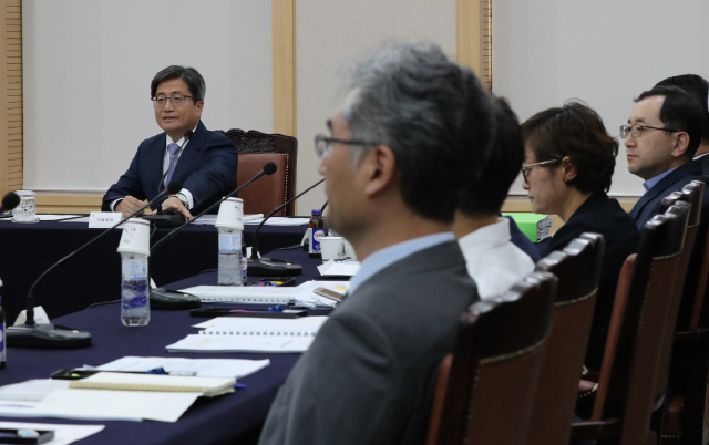 김명수 대법원장이 법원 안팎의 인사들로 다양하게 구성된 자문기구인 ‘국민과 함께하는 사법발전위원회’로부터 ‘재판거래’ 파문과 관련한 의견을 직접 듣기위해 5일 오후 서울 서초구 대법원 청사에서 열린 간담회에 참석해 있다./연합뉴스