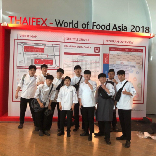 와이즈유 조리예술학부 학생들이 태국 WACS 요리경연대회에서 수상한 뒤 기념촬영을 하고 있다./사진제공=와이즈유