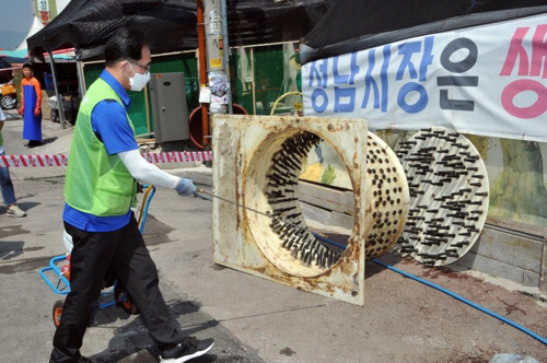 성남 모란시장에서 공무원들이 불법으로 설치된 도축시설을 강제철거하고 있다./출처=연합뉴스