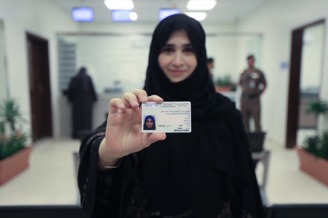 4일(현지시간) 사우디아라비아 수도 리야드에서 한 여성이 사우디 역사상 처음으로 발급된 운전면허증을 들어보이고 있다. 사우디 정부는 이날 10명의 여성에게 운전면허증을 발급했으며 오는 24일부터는 여성 운전을 전면 허용할 예정이다. /리야드=AP연합뉴스