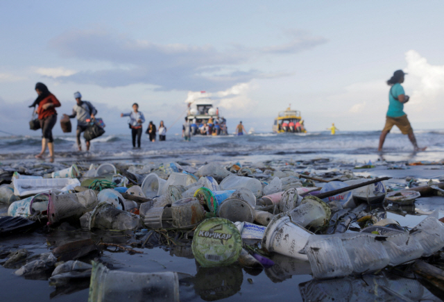 인도네시아 발리섬의 사누르 해변에 쌓여있는 플라스틱 쓰레기. /로이터연합뉴스