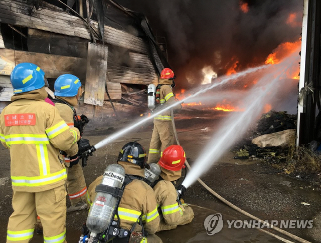 서울 강남구 개포동 의류 창고서 불..4명 연기 흡입
