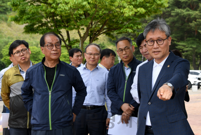 김재현(사진 오른쪽 첫번째) 산림청장이 전북 진안군 선도산림경영단지를 찾아 현장점검에 나서고 있다. 사진제공=산림청