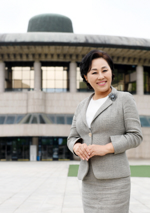 김혜경 한문연 회장이 서울 서초구 예술의전당 오페라하우스 앞에서 환하게 웃고 있다. /권욱기자