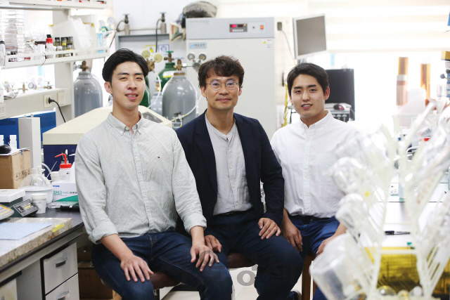 KAIST 김수현(왼쪽부터) 연구원(박사과정), 김희탁 교수, 최정훈 연구원(박사과정)이 포즈를 취하고 있다. /사진제공=KAIST