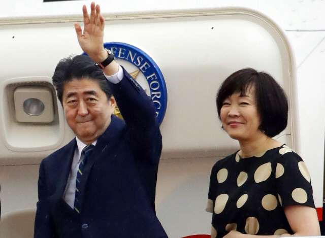 아베 신조 일본 총리가 6일 도쿄 하네다 국제공항에서 부인 아키에 여사와 함께 미국으로 떠나기 직전 손을 흔들고있다. /도쿄=AP연합뉴스